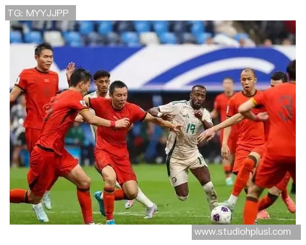 近期哪位足球明星在赛场上表现突出引发球迷热议和关注