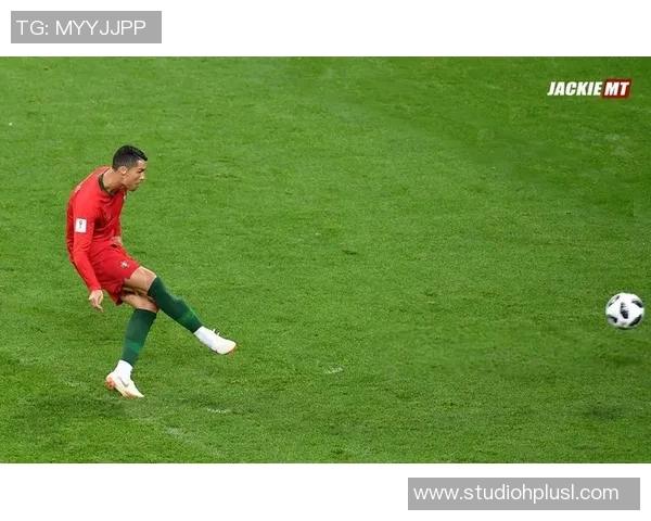 足球明星风采展现球场上的传奇瞬间与精彩瞬间合集