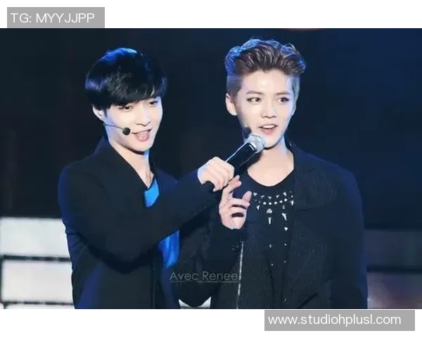 鹿晗与足球明星同框合照引发热议，展现运动员风采与偶像魅力的完美结合